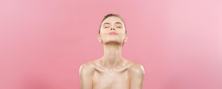 Concept de beauté Belle femme avec une peau propre et fraîche gros plan sur le studio rose Soins de la peau visage Cosmétologie