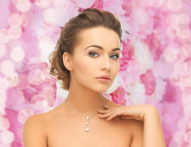 concept de beauté et de bijoux - femme portant un pendentif en diamant brillant