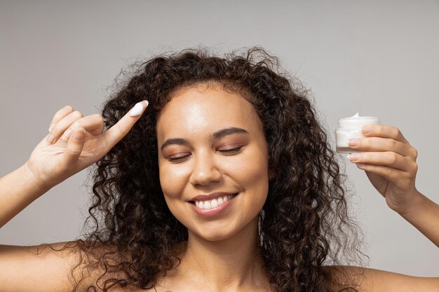 Photo concept de beauté concept de procédures de soins de la peau et du visage avec une belle jeune femme