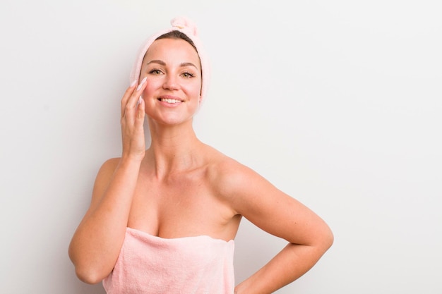 Concept de beauté et douche blonde jolie femme