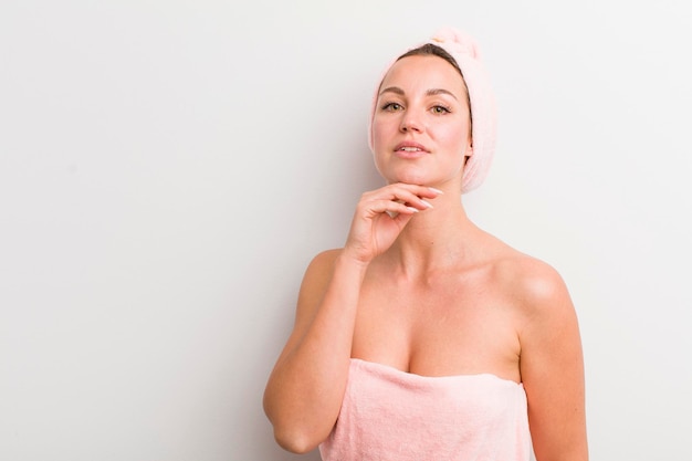 Concept de beauté et douche blonde jolie femme