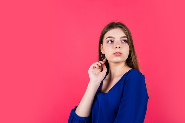 Concept de beauté enfant enfance heureuse adolescente à la recherche d'un modèle adolescent à la mode et élégant posant un enfant élégant porter une robe bleue mode pour les enfants espace de copie