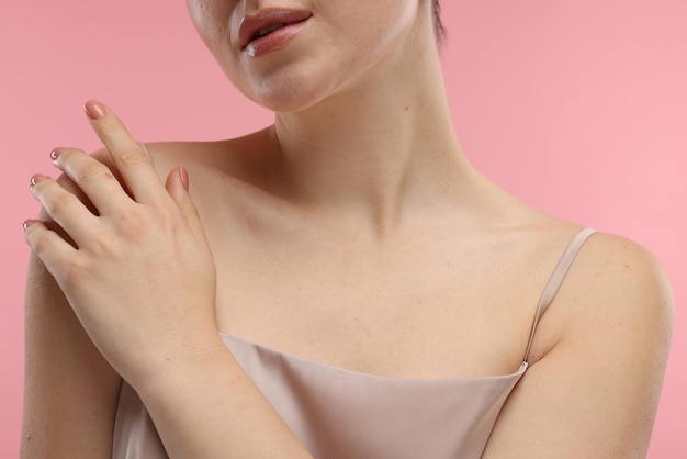 Concept de beauté Femme sur fond rose en gros plan