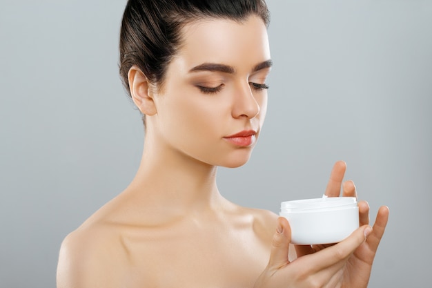 Concept de beauté. femme tient une crème hydratante. soins du corps, soins de la peau, prendre soin de sa peau