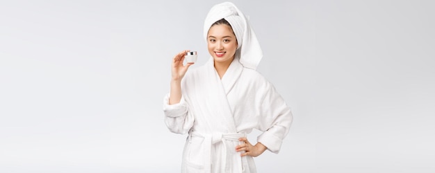 Concept de beauté jolie femme asiatique avec une peau parfaite tenant une bouteille cosmétique