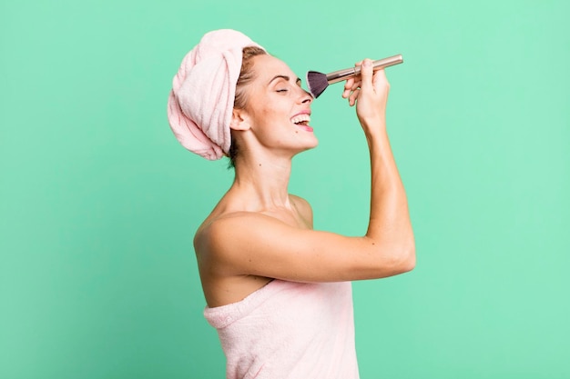 Concept de beauté et de maquillage de jolie jeune femme hispanique