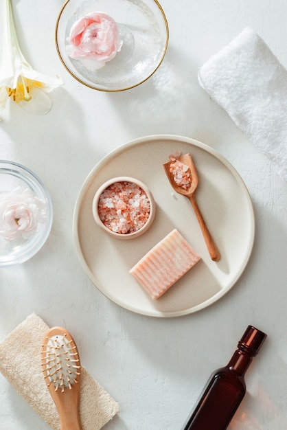 Concept De Beauté Et De Mode Avec Spa Sur Fond Blanc