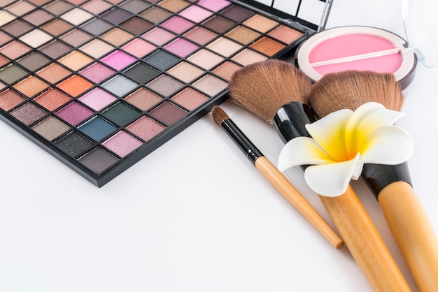 Concept beauté: palette d&#39;ombres à paupières, blush compact et pinceaux de maquillage