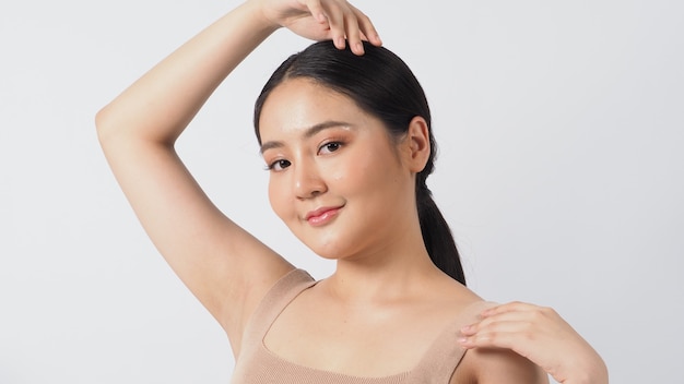 Concept de beauté et de peau. Visage de beauté de jeune femme asiatique composent pour la peau cosmétique de soin et montrant la peau du visage douce et ferme et sans âge de bien-être naturel.