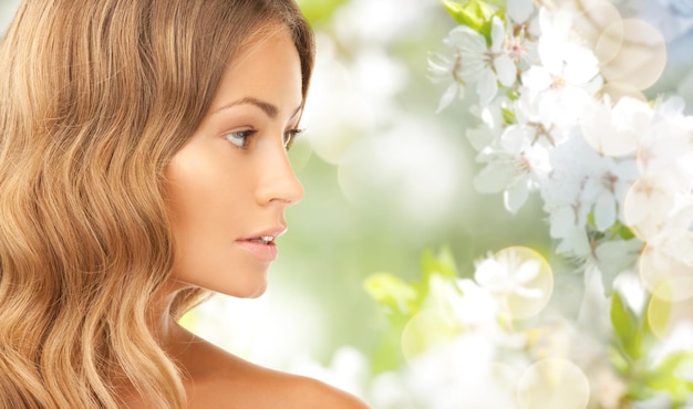 Concept De Beauté, De Personnes, D'été, De Printemps Et De Santé - Visage De Belle Jeune Femme Sur Fond De Jardin Fleuri Vert