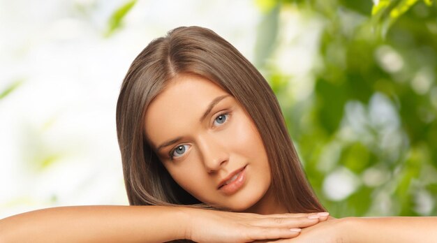 concept de beauté, de personnes et de santé - belle jeune femme aux épaules nues sur fond vert