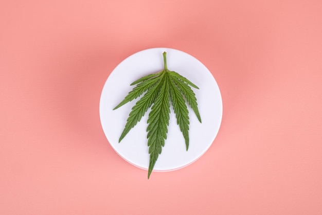 Concept de beauté et de soins de la peau de cosmétiques de marijuana biologique naturelle utilisant les propriétés médicales du cannabis