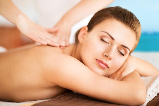 concept de beauté et de spa - belle femme dans un salon de spa se faisant masser