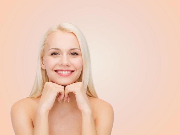 Photo concept beauté, spa et santé - jeune femme souriante