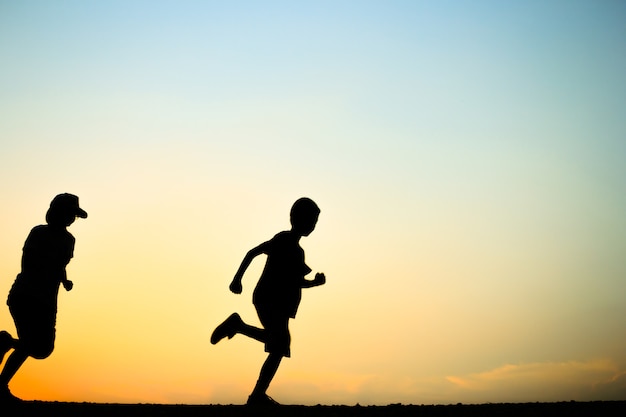 Concept de bien-être fitness silhouette sunrise jogging d&#39;entraînement.