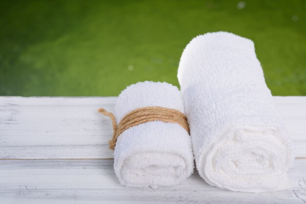 Photo concept de bien-être spa, serviettes blanches sur table en bois blanc