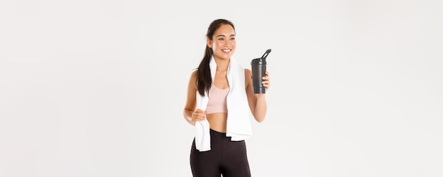 Concept de bien-être sportif et de mode de vie actif satisfait d'un entraîneur de fitness asiatique sain et mince souriant