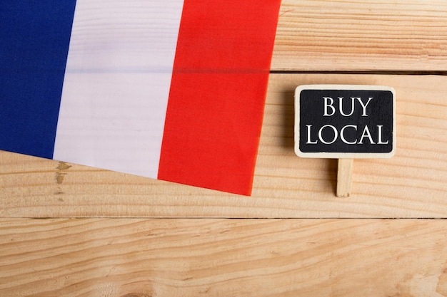 Concept de biens et services tableau noir du drapeau du pays français avec texte Acheter local