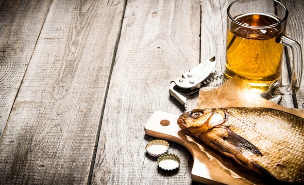 Le concept de bière Poisson fumé et bière fraîche sur une table en bois