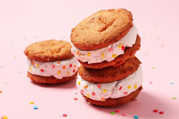 Concept de biscuits sucrés avec de la crème glacée en gros plan
