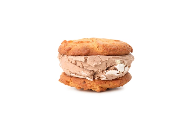 Concept de biscuits sucrés avec crème glacée isolé sur fond blanc