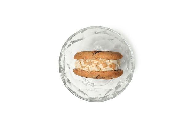 Concept de biscuits sucrés avec crème glacée isolé sur fond blanc