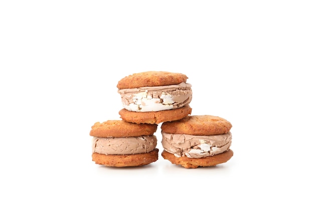 Concept de biscuits sucrés avec crème glacée isolé sur fond blanc