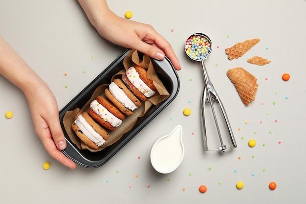 Concept de biscuits sucrés avec vue de dessus de crème glacée