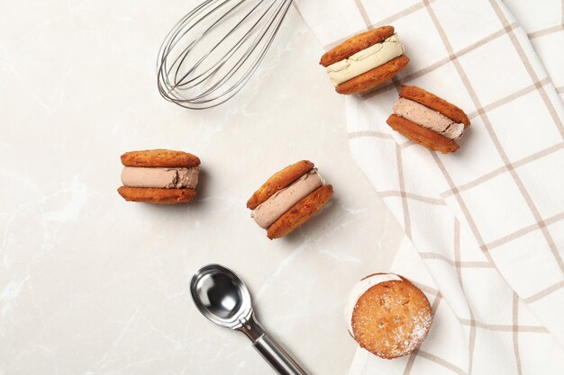 Concept de biscuits sucrés avec vue de dessus de crème glacée