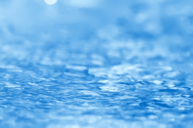 concept blue abstract background eau / océan, vagues du lac sur l'eau, reflet des ondulations sur la rivière