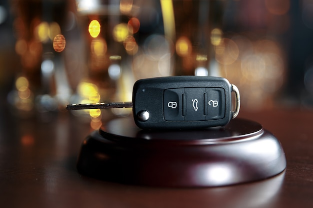 Concept De Boire Et De Conduire. Clé De Voiture Sur Une Table En Bois, Fond De Pub