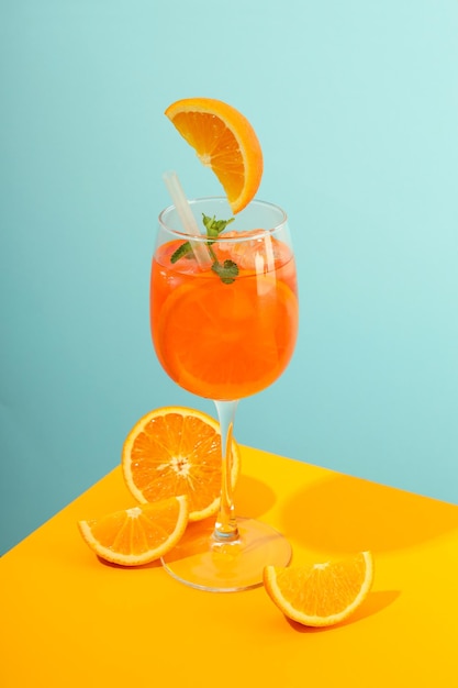 Concept de boisson alcoolisée fraîche Aperol Spritz sur fond bicolore