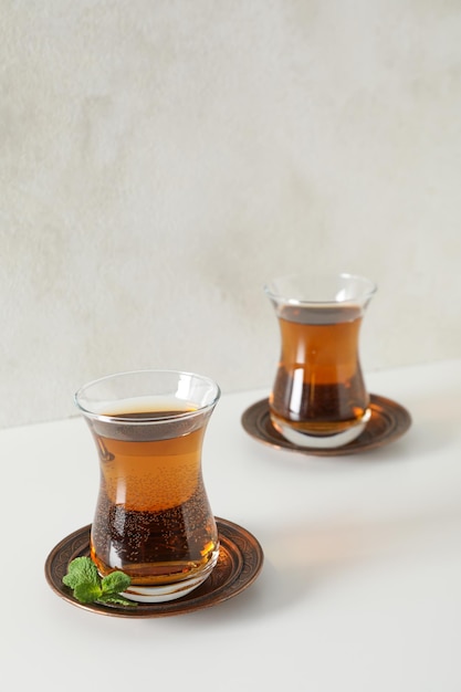 Concept de boisson chaude brassée turque traditionnelle thé turc espace pour le texte