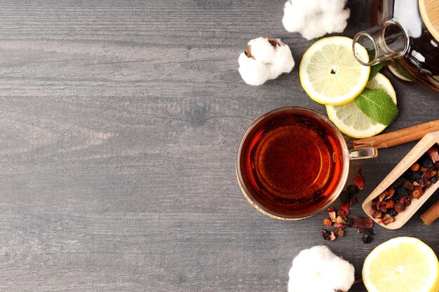 Concept de boisson chaude avec du thé sur fond de bois gris