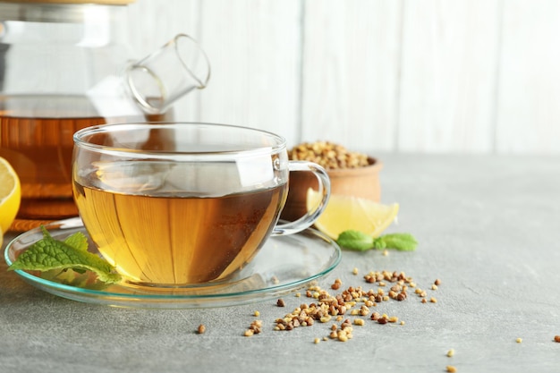 Concept de boisson chaude avec du thé de sarrasin sur une table texturée grise