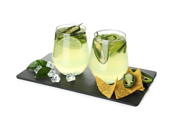 Concept de boisson avec cocktail Jalapeno isolé sur fond blanc