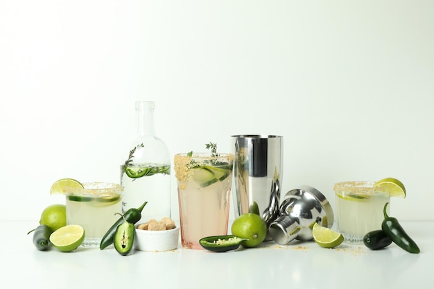 Concept de boisson avec cocktail Jalapeno sur tableau blanc