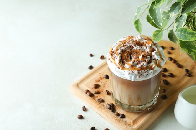 Concept de boisson délicieuse avec du café glacé sur une table texturée blanche