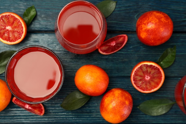 Concept de boisson fraîche avec du jus d'orange rouge sur une table en bois