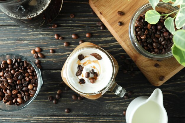 Concept de boisson froide avec du café glacé sur une table en bois