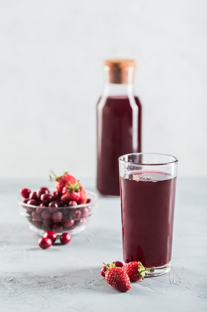 Le concept d'une boisson rafraîchissante estivale à base de fruits rouges: Berry Morse à base de fraises et canneberges fraîches