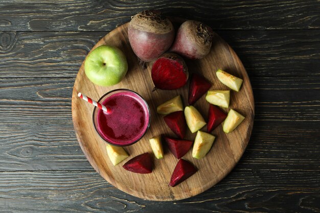 Concept de boisson saine avec smoothie à la betterave