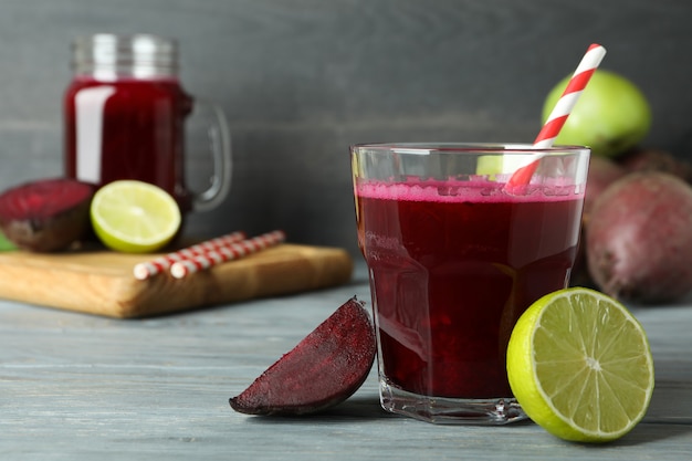 Concept de boisson saine avec smoothie à la betterave