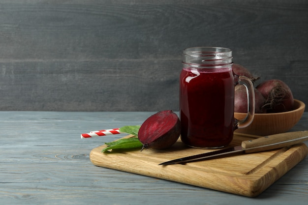 Concept de boisson saine avec smoothie à la betterave