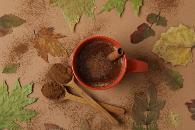 Concept de boisson savoureuse avec du cacao sur fond beige