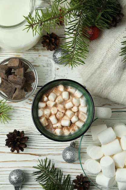 Concept de boisson savoureuse avec du cacao sur fond de bois