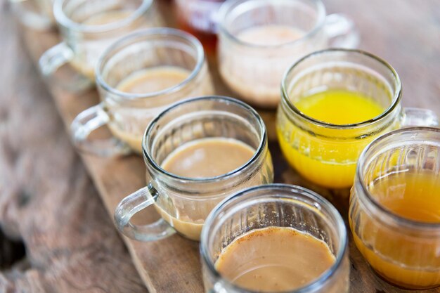 concept de boissons et de vente - verres de jus à l'étal du marché ou au restaurant