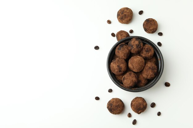 Concept de bonbons aux truffes sur fond blanc