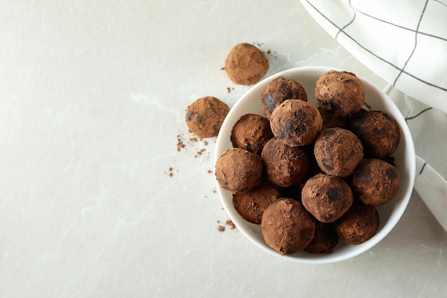 Concept de bonbons aux truffes sur fond blanc