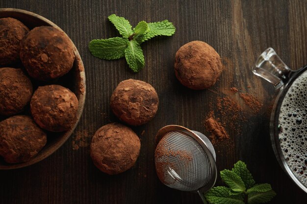 Concept de bonbons aux truffes sur fond de bois foncé